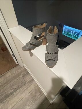 Women’s Gray Cutout Block Heel Sandals